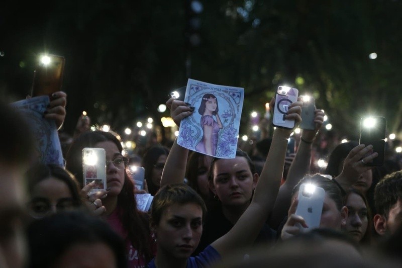 &nbsp;Celulares en alto con las linternas encendidas, uno de los momentos más emotivos de la manifestación. (Alan Monzón/Rosario3)