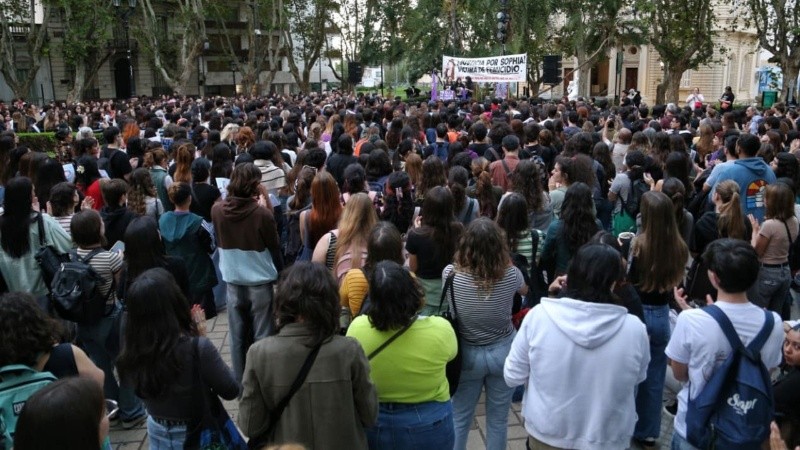 Familiares y amigos de Sophia Civarelli se manifestaron este viernes en la plaza 25 de Mayo.