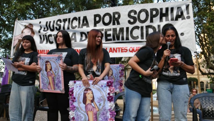 De derecha a izquierda de la foto: madre, hermana, prima, tía y prima de Sophía.