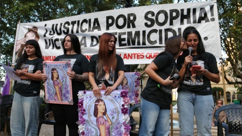 De derecha a izquierda de la foto: madre, hermana, prima, tía y prima de Sophia.