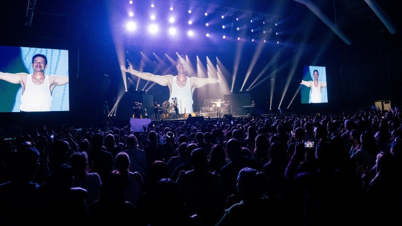 Una multitud de fanáticos se acercó a disfrutar del show de Luciano Pereyra.