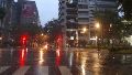 El sábado por la tarde, el brillo de las luces se reflejaba en el suelo mojado.