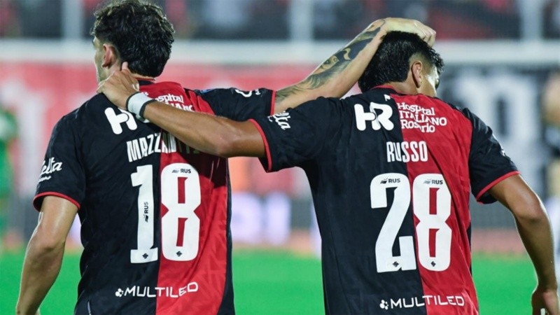 Mazzantti y Russo, ambos aportando a la levantada rojinegra (Fotobaires).