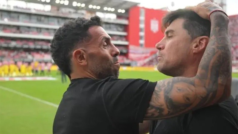 El Apache y el Cacique, efusivos y empatados (Fotobaires).