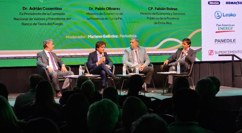 &nbsp;Fabián Boleas (ministro de Economía de Entre Ríos), Adrián Cosentino (presidente del Banco de Tierra del Fuego), Pablo Olivares (ministro de Economía de Santa Fe) y Mariano Galíndez (Rosario3)