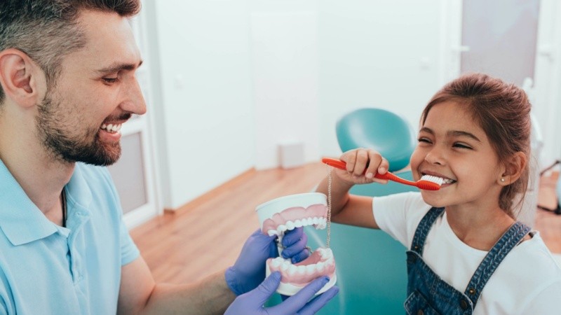 La salud bucal no se resuelve cuando aparece un problema, sino que se construye todos los días con pequeños hábitos.