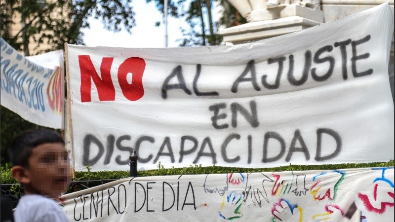 Una de las decenas de movilizaciones que el sector de la discapacidad ha realizado contra el retiro del apoyo estatal.