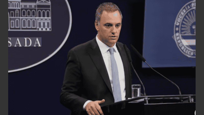 Adorni enfrentará en Diputados más de 4.800 preguntas con Milei en el palco