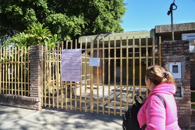 &nbsp;El frente de la escuela donde se produjo el hecho.