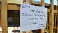 El cartel que pusieron en el frente de la escuela.