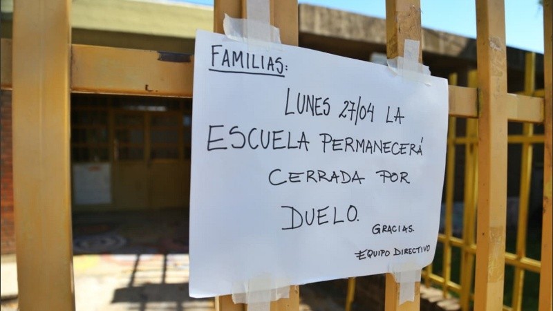 El cartel que pusieron en el frente de la escuela.
