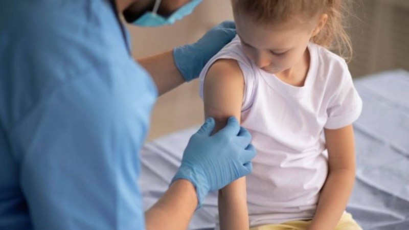 Uno de los efectos más preocupantes es el debilitamiento de la inmunidad colectiva, esa protección indirecta que se logra cuando la mayoría de la población está vacunada.