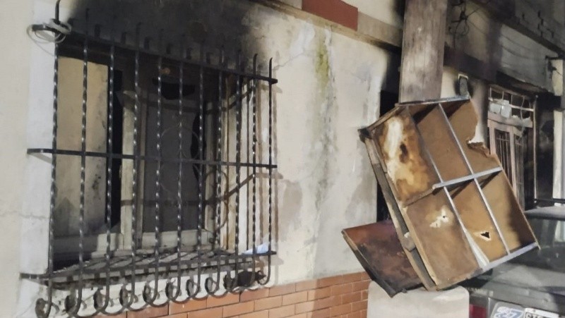 &nbsp;La casa quedó destruida por las llamas. 