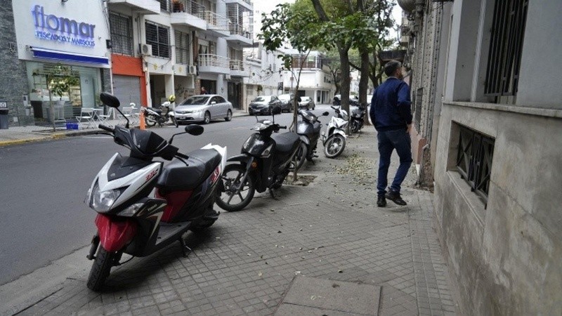 Motos en veredas, una imagen que se ve en todo Rosario.