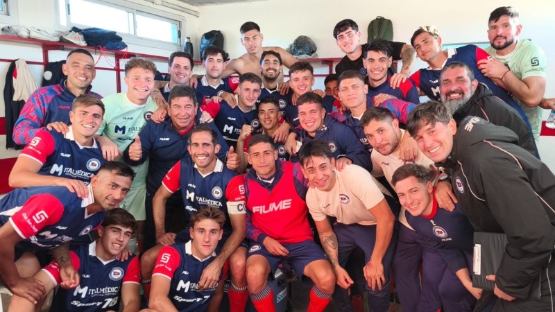 El plantel de Central Córdoba luego del triunfo del lunes en Luján.