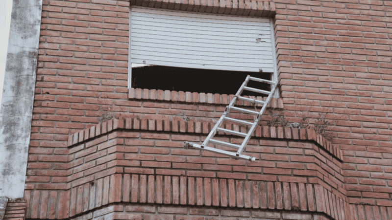 Una parte de la escalera de aluminio quedó suspendida sobre la ventana de la planta superior.