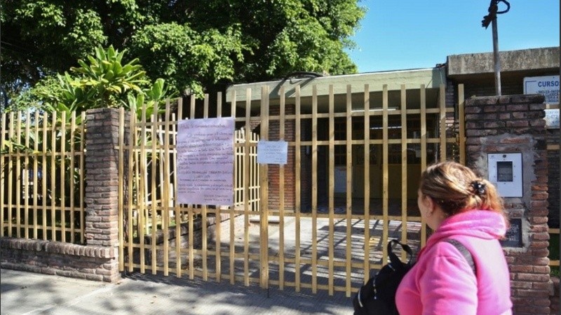 El frente de la escuela donde se produjo el hecho.