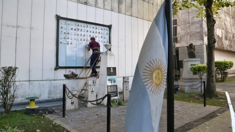 Este martes se colocaron las nuevas placas en el memorial que está en el Paseo de los Ilustres.