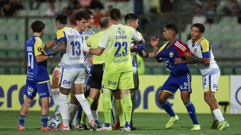 El partido tuvo momentos picantes y cruces entre los jugadores (EFE).