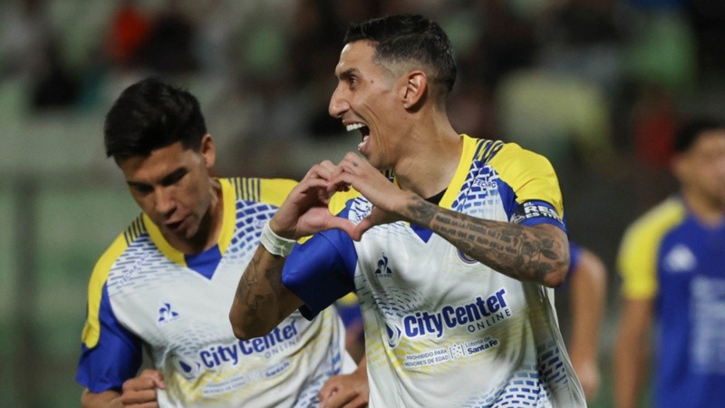 AMDEP4080. CARACAS (VENEZUELA), 28/04/2026.- Angel Di Maria de Rosario Central celebra un gol este martes, en un partido de la fase de grupos de la Copa Libertadores entre Universidad Central y Rosario Central en el estadio Olímpico de la UCV en Caracas (Venezuela). EFE/ Miguel Gutierrez
