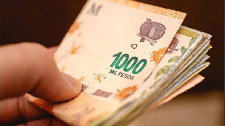 Hay 12.000 trabajadores estatales y 7.000 jubilados que tienen comprometidos más del 25% de sus ingresos por deudas.