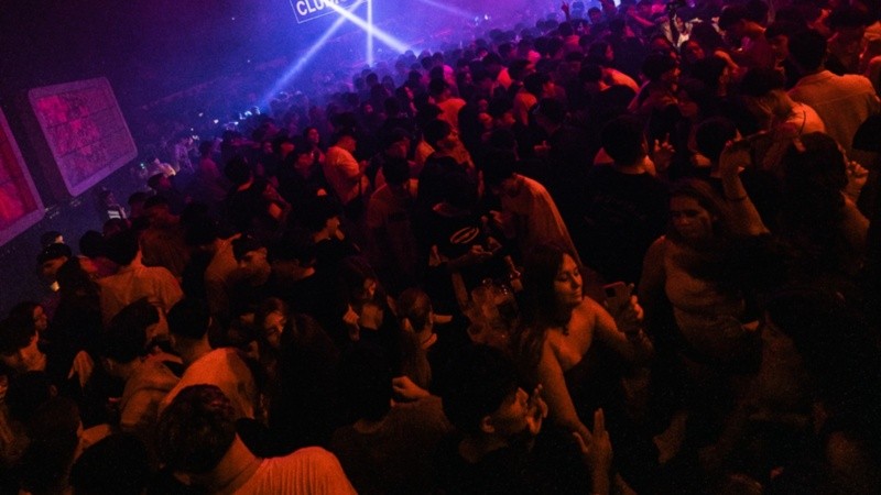 Para dar la bienvenida a este nuevo ciclo, este viernes 1 de mayo llega el cantante y rapero Ecko.