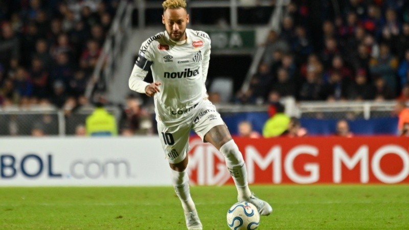 Neymar lució la 10 del Santos en el Nuevo Gasómetro contra San Lorenzo.