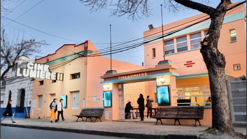 El ingreso al CC Cine Lumière.