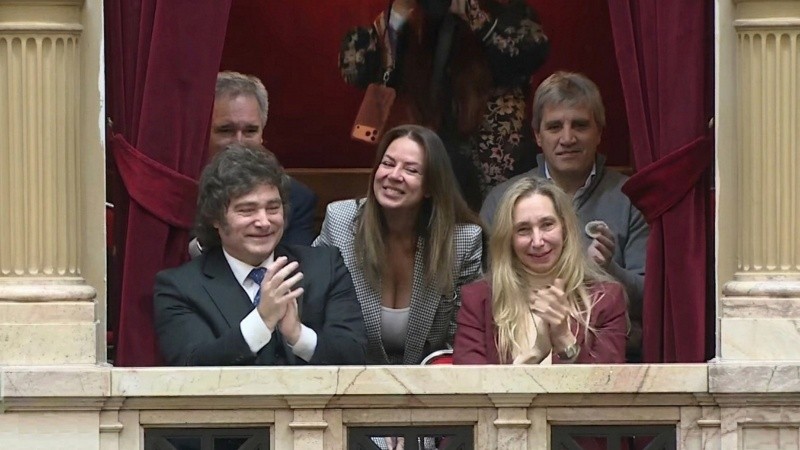 El presidente, su hermana y ministros en el palco.