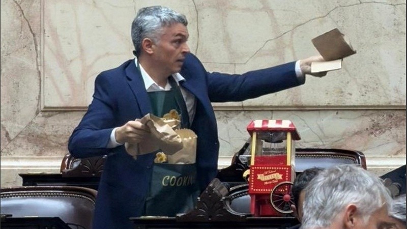 Paulón con sus pochoclos a punto de ser repartidos.