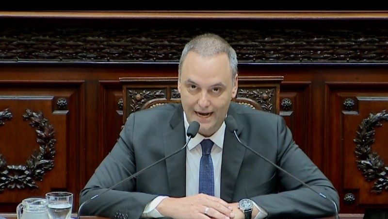 Adorni leyó su discurso que se prolongó por una hora y media.