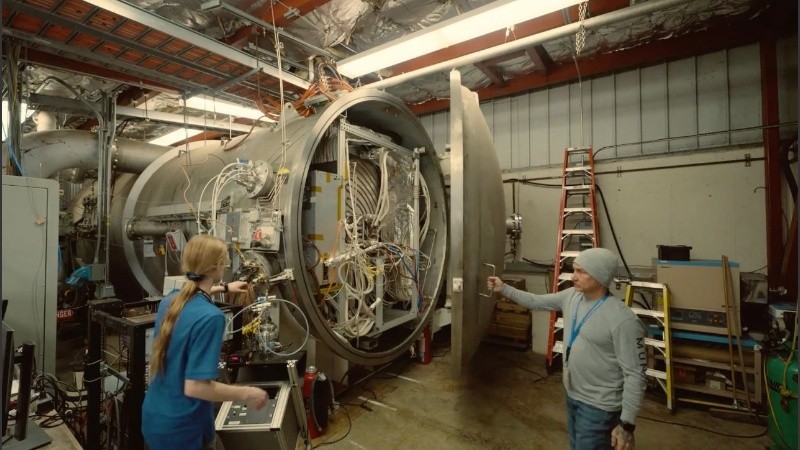 A diferencia de los cohetes químicos, la propulsión eléctrica usa hasta 90% menos propelente.
