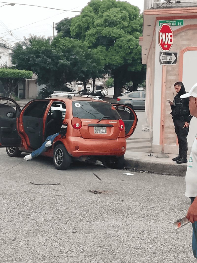 &nbsp;El exfutbolista estaba con tres mujeres.