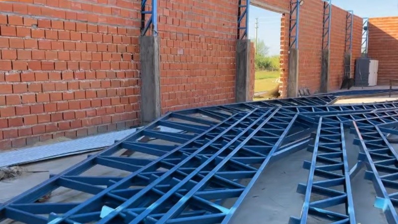 Una de las vigas cayó sobre el trabajador este jueves a la mañana.