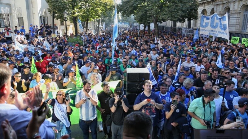 Marcha en el centro en la previa del Día del Trabajador (Alan Monzón/Rosario3).