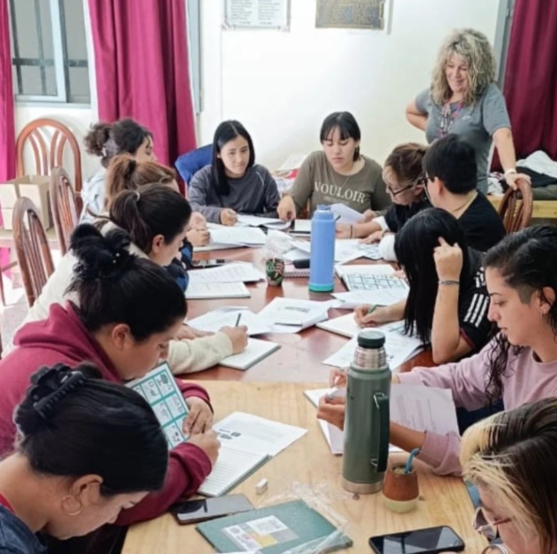 Acompañar en las tareas y ayudar la preparación para las pruebas escolares es una de las tareas (Alfabetización Santa Fe).