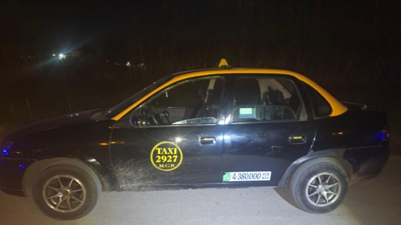 El taxi en el que escaparon los delincuentes.