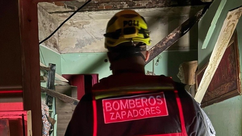 Personal de Zapadores inspeccionó la estructura afectada.