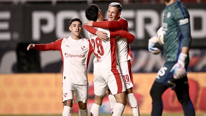 Abaldo abrió el partido y el Rojo celebra estar en octavos.