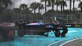El monoplaza de Pierre Gasly quedó montado sobre la barrera de neumáticos tras el vuelco.
