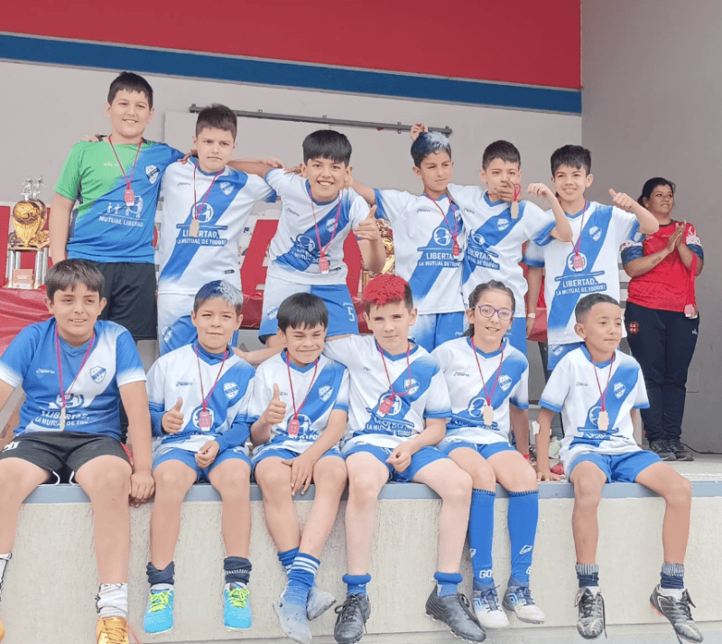 &nbsp;Joaquina con sus compañeros en Sportivo Villa Minetti. 