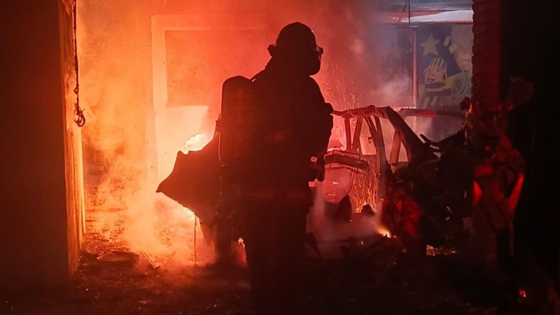 Bomberos trabajando en el incendio de la madrugada.