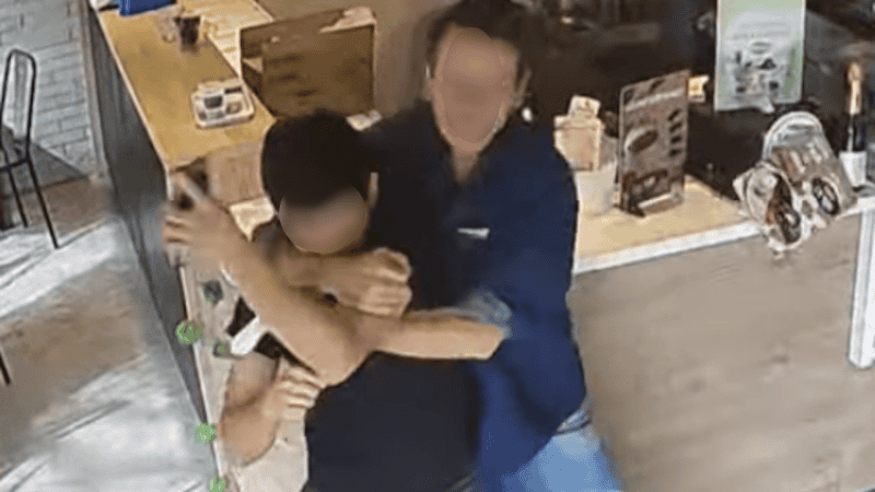 El delincuente intentando inmovilizar al empleado después de robarle. (Captura El Tres)