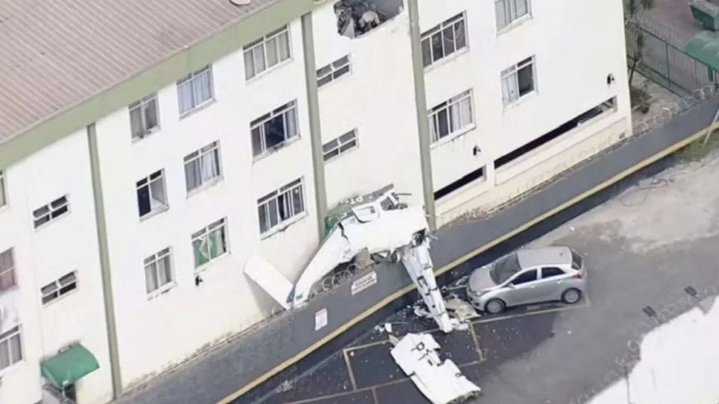 Una avioneta se estrelló contra un edificio residencial en Belo Horizonte.