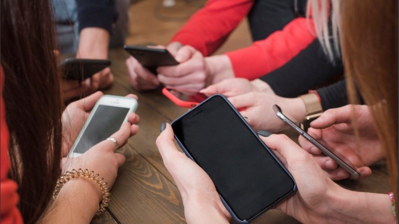 Para Orsiani, la clave del fenómeno radica en la tecnología y la imitación de contenidos publicados en redes sociales.