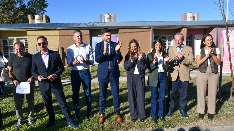 La actividad estuvo encabezada por la Vicepresidenta Comunal Natalia Giovacchini; el Gobernador de la Provincia de Santa Fe, Maximiliano Pullaro; el Senador departamental Ciro Seisas; el Ministro de Obras Públicas Lisandro Enrico; el Secretario de Hábitat y Vivienda, Lucas Crivelli; y la Directora provincial de Intervención de Hábitat, Melina Giorgi.&nbsp;