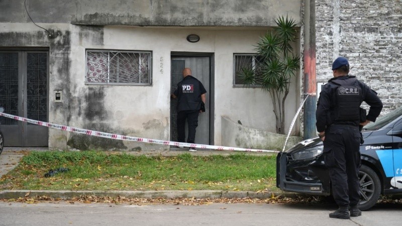 La policía trabajando en la vivienda en la que cayó el obrero