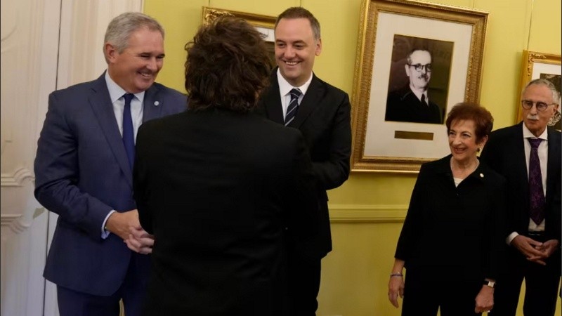 De espaldas, Javier Milei saluda al canciller Pablo Quirno y al jefe de Gabinete, Manuel Adorni, antes de una reunión con miembros de la comunidad judía.