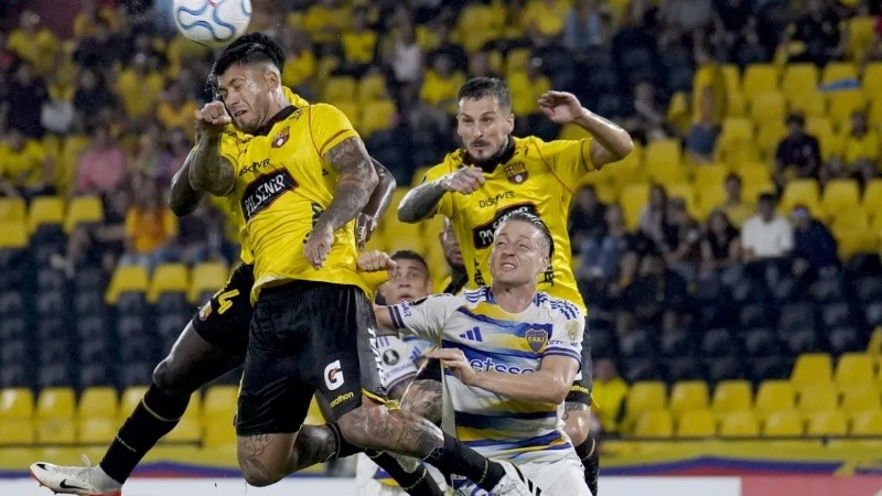 Los dos expulsados, en la disputa de la pelota (Fotobaires).