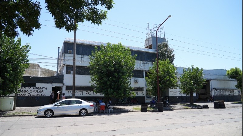 Los trabajadores no cobran sus salarios desde octubre y el 10 de noviembre ocuparon la planta de Villa Gobernador Gálvez para evitar un vaciamiento.